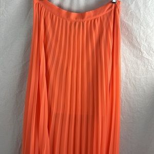 Bebe pleated maxi skirt medium